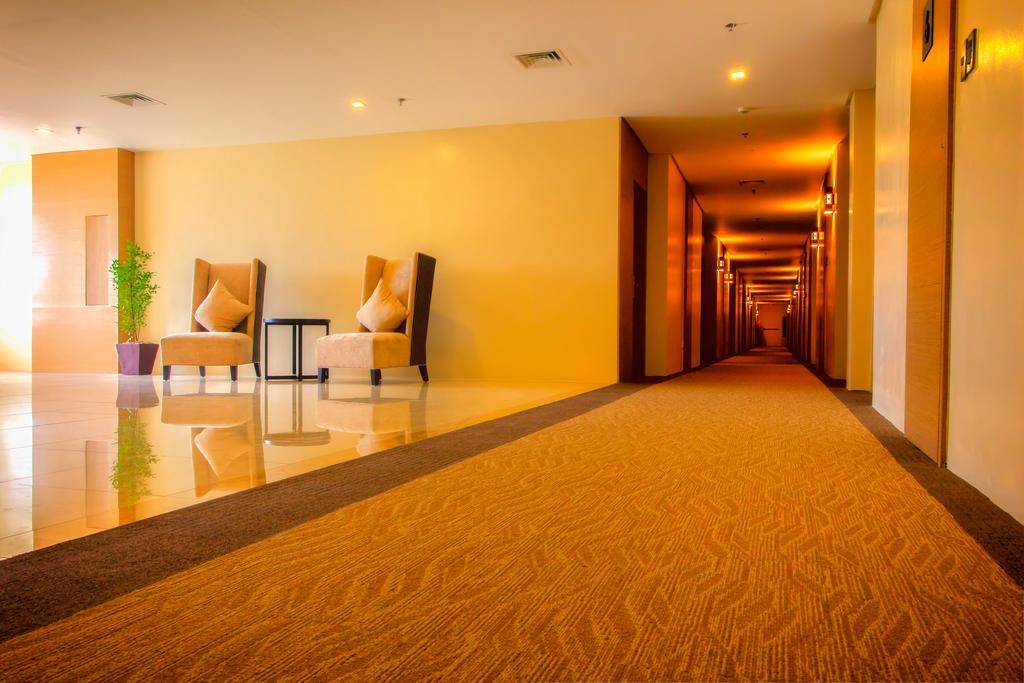 Royce Hotel & Casino Clark Field Room photo